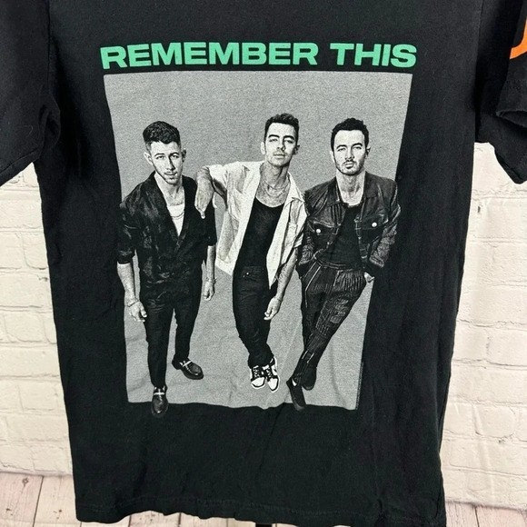 Jonas Brothers Band Concert Short Sleeve T-Shirt Size Small - Picture 3 of 5